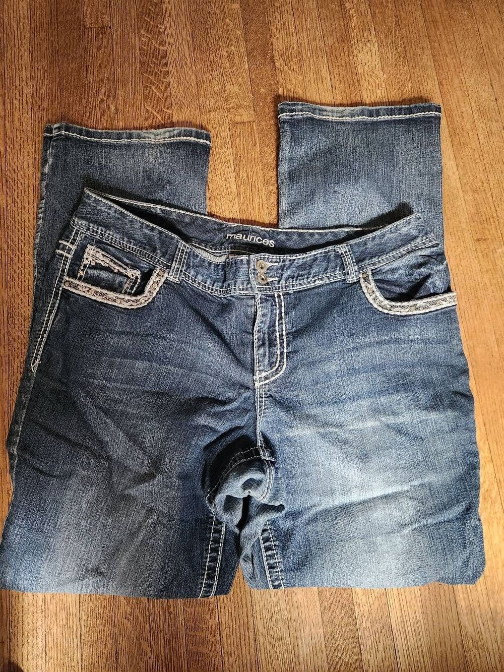 Maurices embellished jeans size 18 reg (Meas aprox 38 waist x 31 inseam x 10 ris
